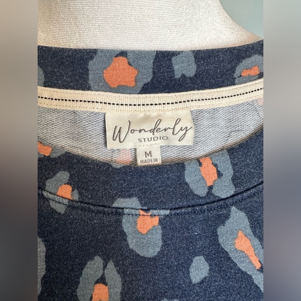 M Wonderly blue orange leopard print sweatshirt tunic side slit top shirt - Picture 2 of 6